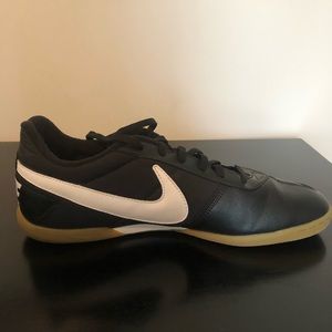 Nike Davinho Sneakers. Black. Men Size 10